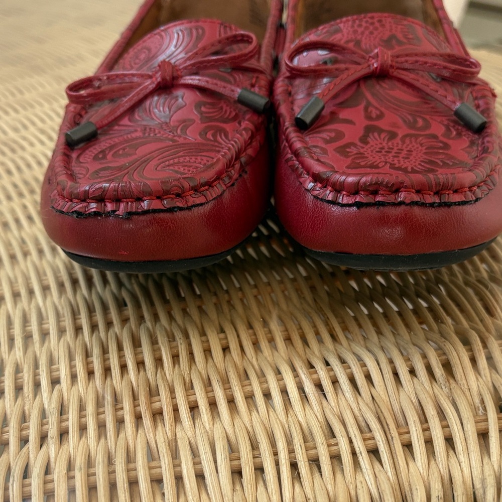 NWOT BOC Women's Red Patterned Loafers Size 8.5 - Picture 7 of 8